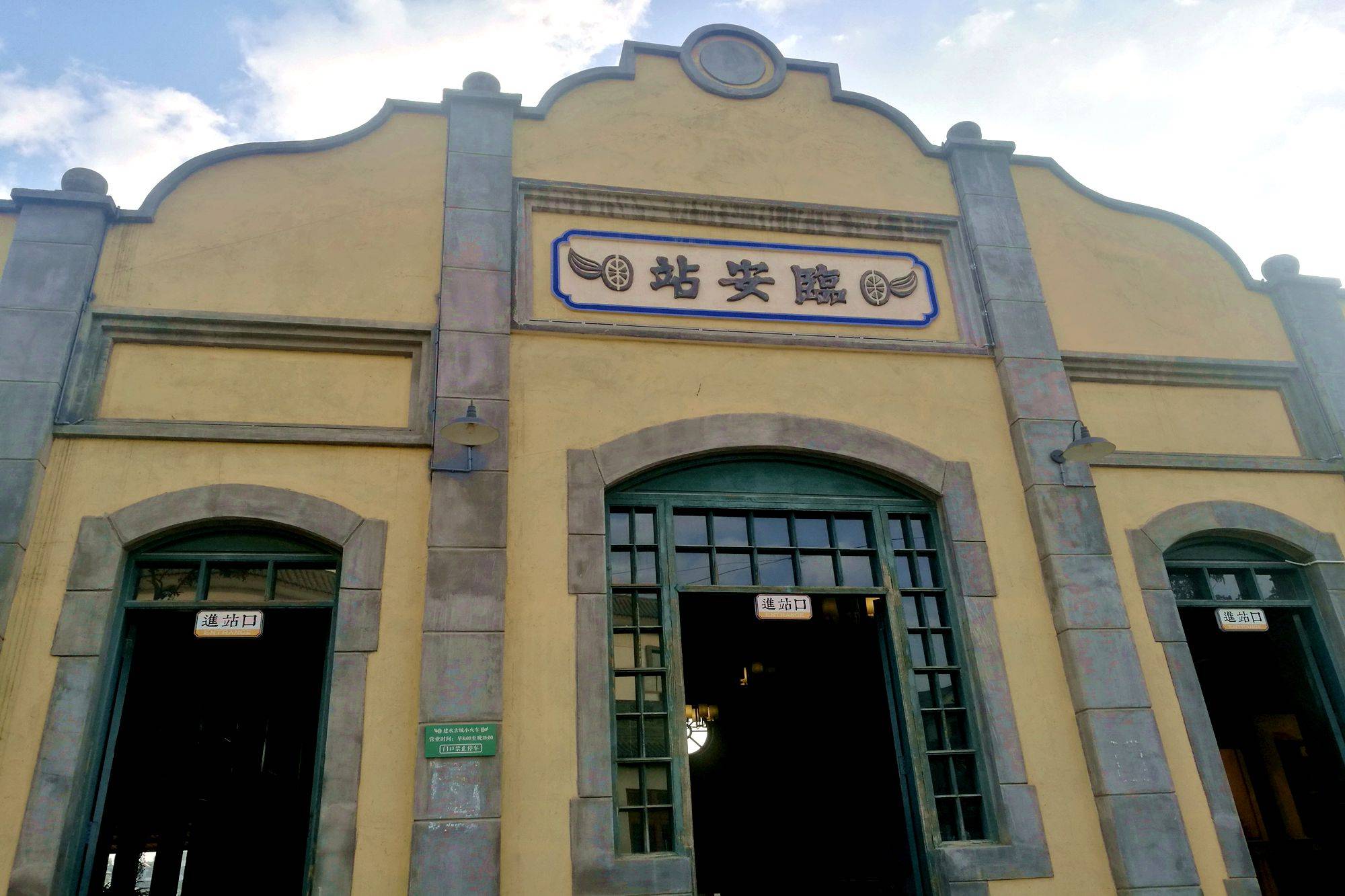 云南建水古城百年小火车，被称为铁路的“活化石”，深得游客喜爱