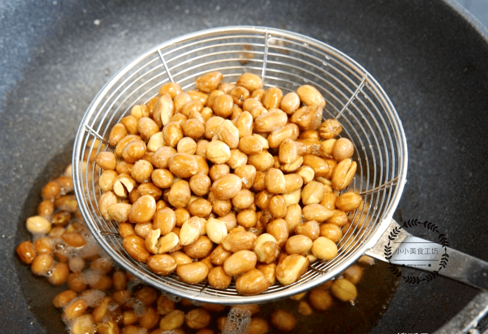炸花生米 别直接下油锅 多加一步 花生米又脆又香 久放不回潮 火候 时看 做法