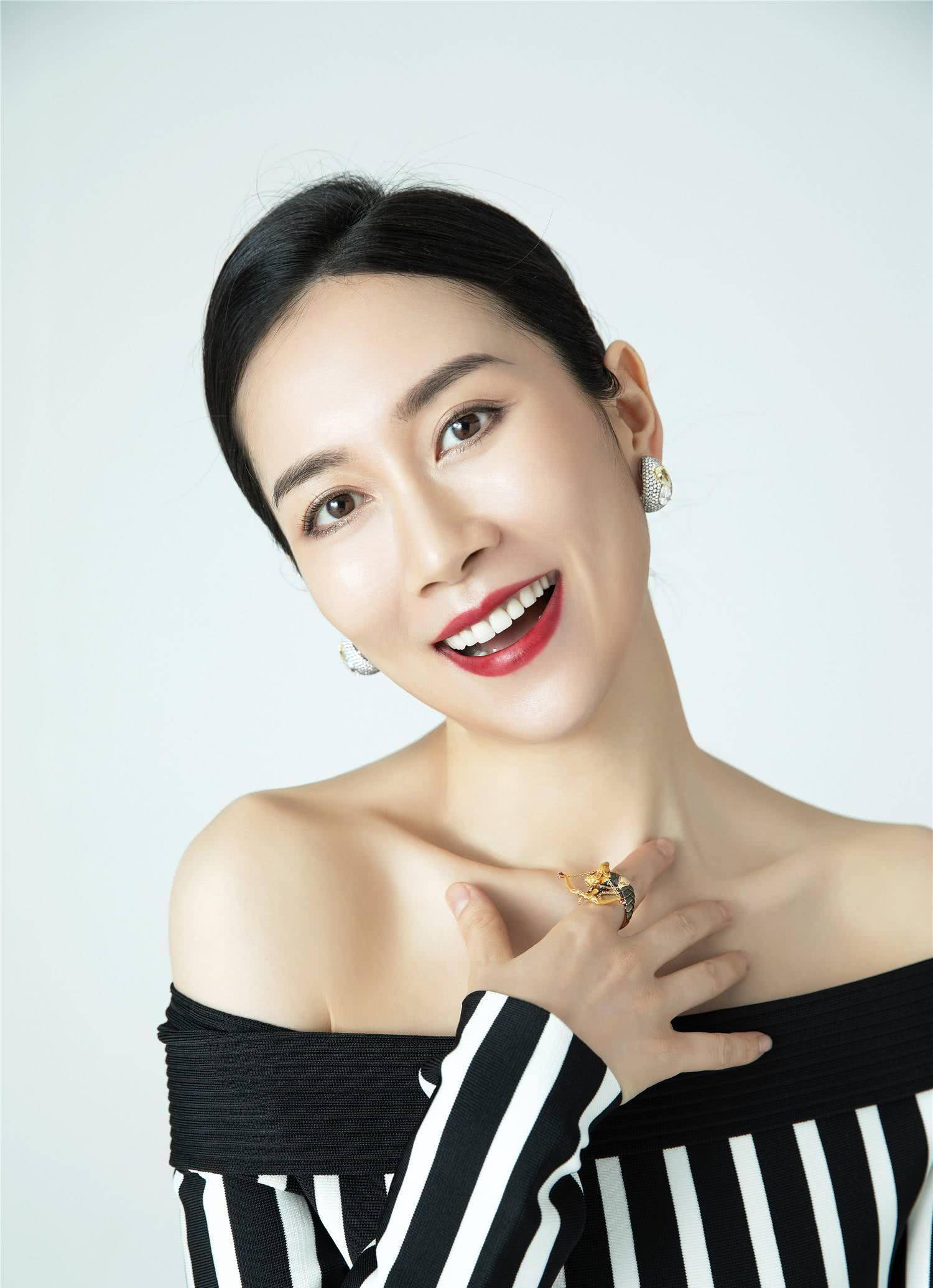 她是娱乐圈"最干净"女星,出道17年零绯闻,42岁美的不可方物_温峥嵘