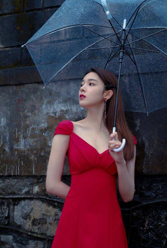 陈瑶真会穿俏皮两件套搭蓝色牛仔裤身材和穿搭都不让人失望