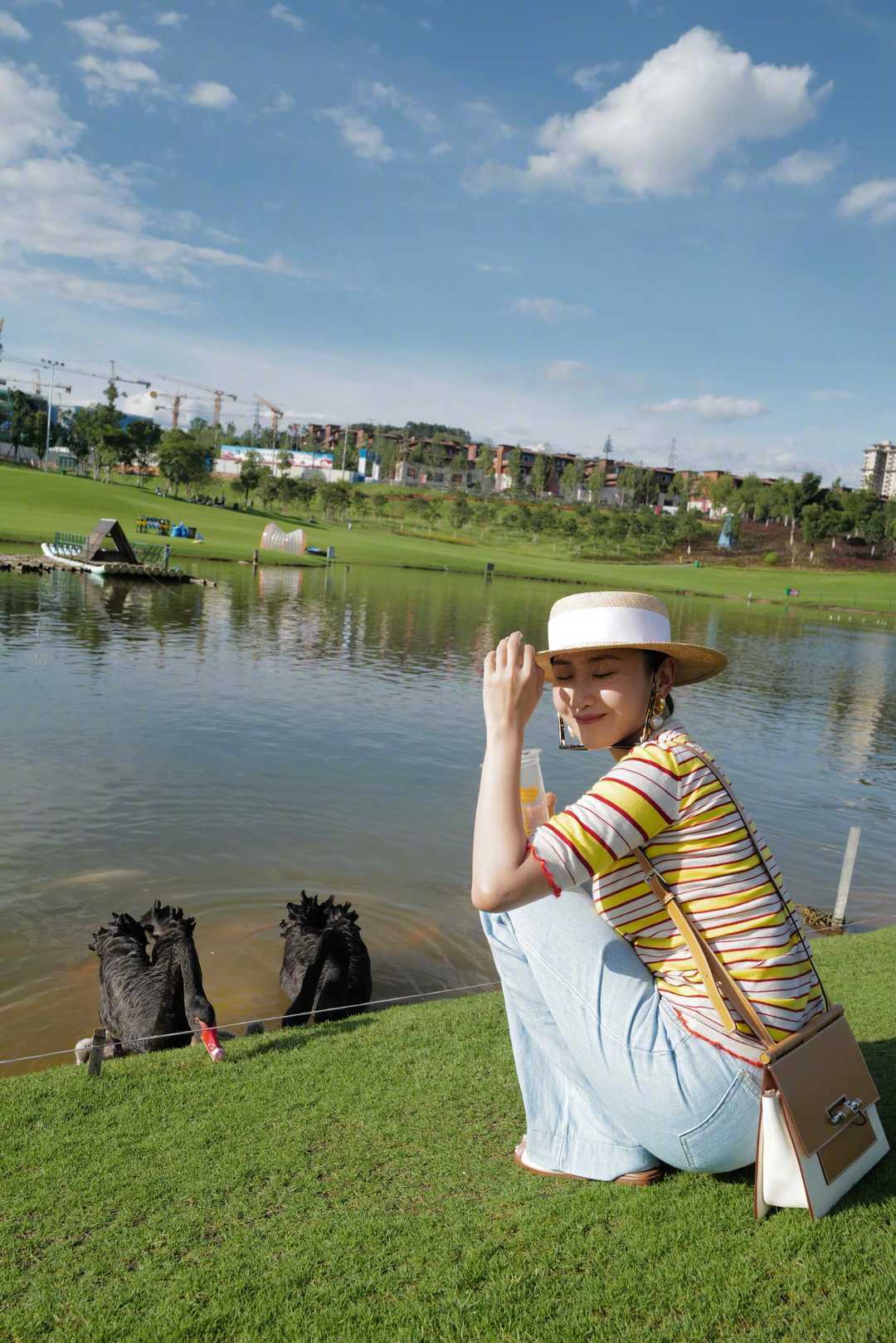 原创何雯娜到了国外气质都提升了穿条纹上衣配牛仔裤退役后超会穿