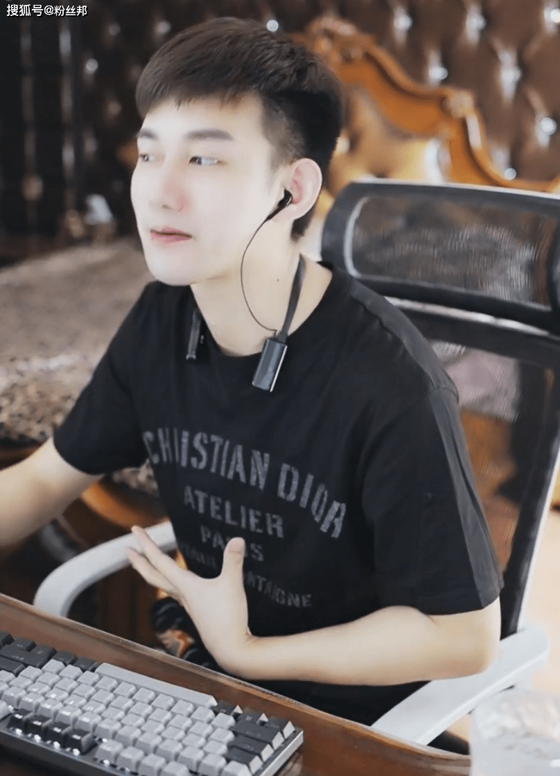 小天天我现实见过,阿哲称赞"哲妹"身材,要高价招收舞蹈女主播