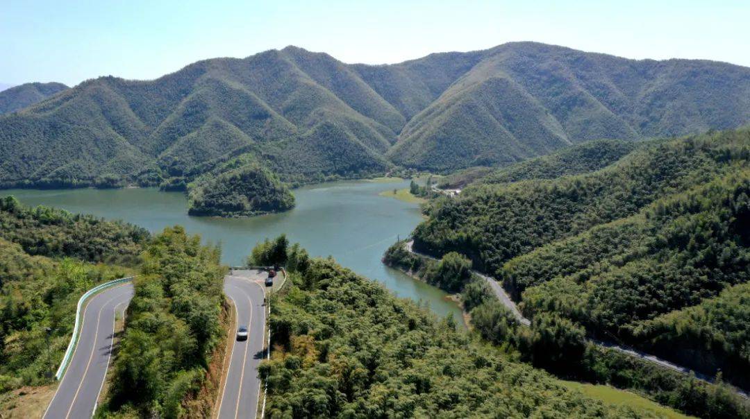 夏阳村位于浙江省湖州市安吉县西北部,背靠赋石水库,环境优美,自然