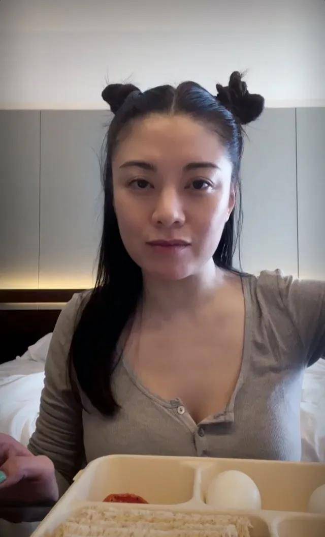 廖碧儿晒隔离生活近照,扎哪吒头穿针织衫曲线太吸睛,形象大变样_女性