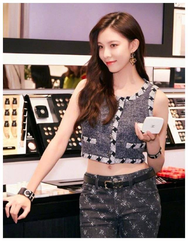 宋妍霏参加活动,看到她穿平底马丁靴的腿,神仙都会酸成柠檬精!