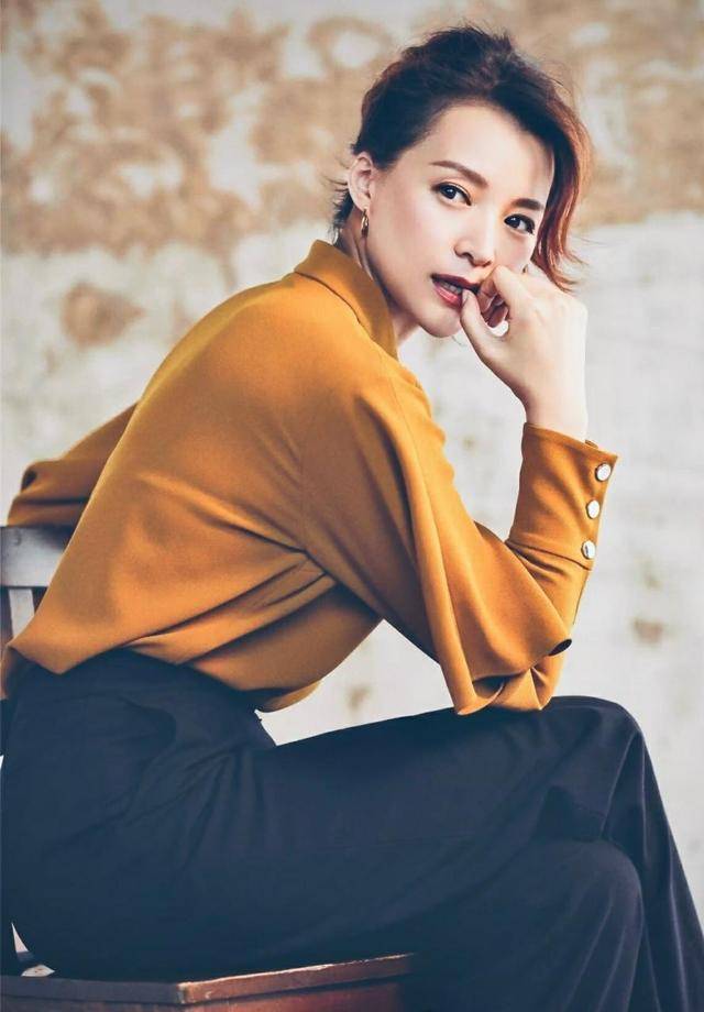 原创国民女神董卿的时尚穿搭穿搭黑色花纹连衣裙简直诗意满满