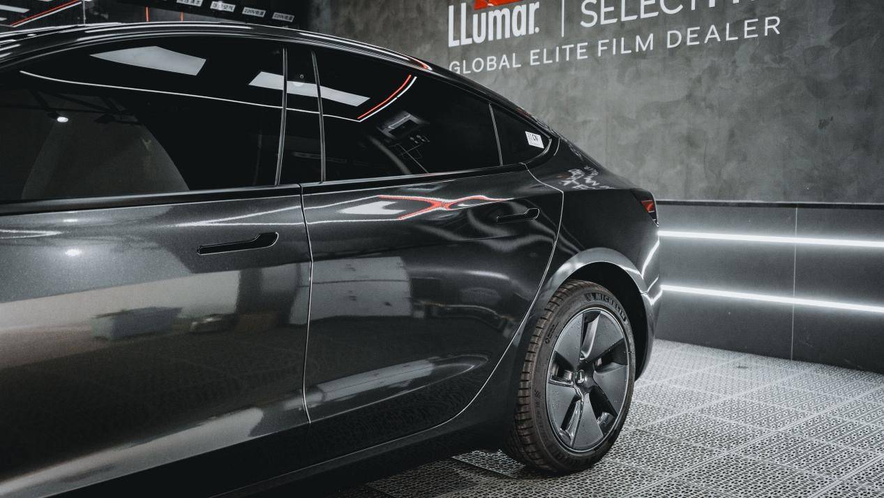 天津汽车贴膜特斯拉model3煤炭灰改色案例分享