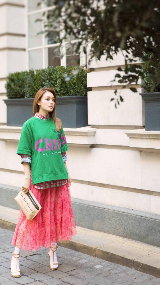 原创容祖儿真是扮嫩高手红配绿穿搭轻松减龄少女感十足