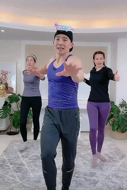 原创刘畊宏晒全家福为岳母庆生小泡芙活泼可爱三兄妹完全复制粘贴