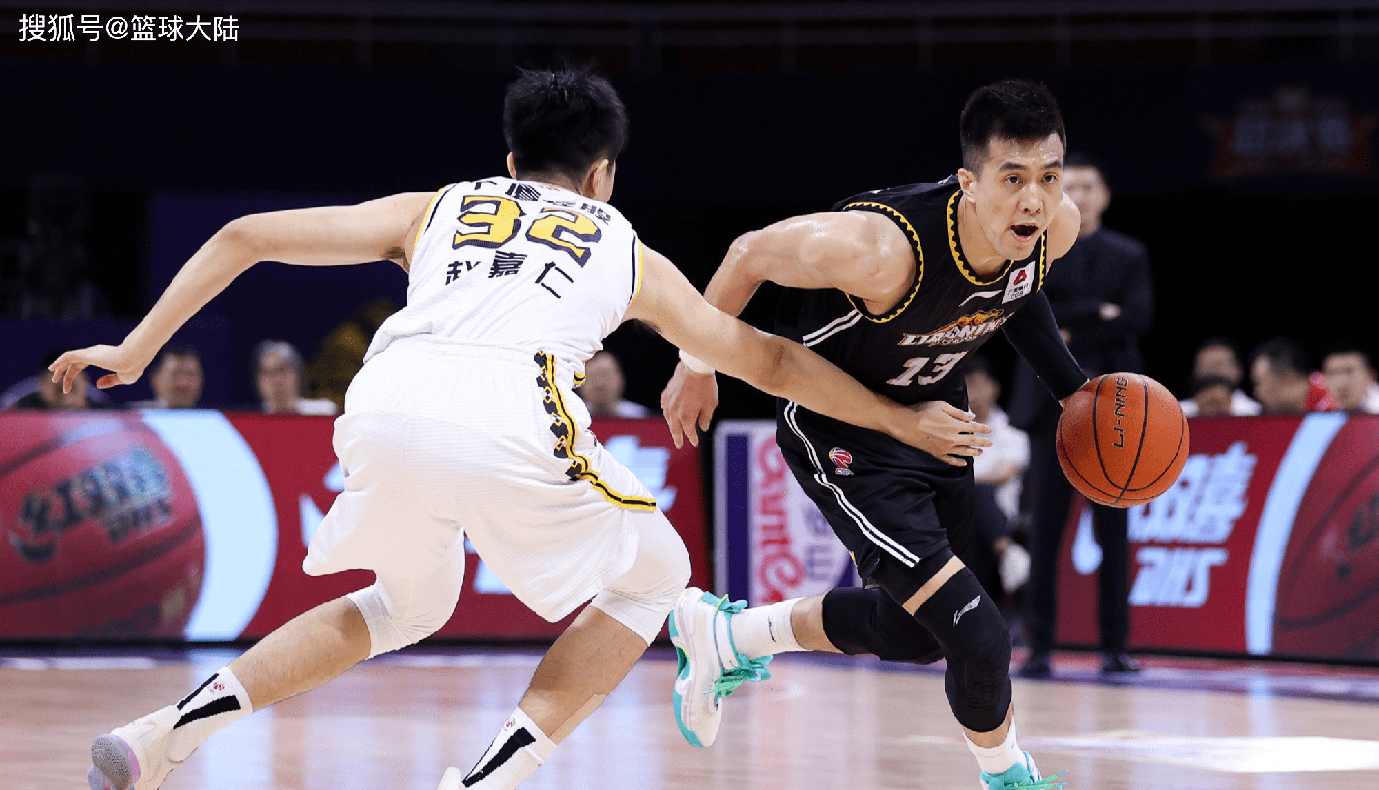 cctv5直播辽宁男篮夺冠之夜姚明现场观战赵继伟冲击mvp