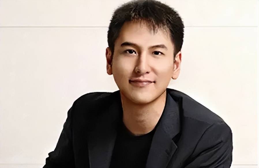 "汤臣少主"汤珈铖:,18岁做霸总身家百亿,39未婚成父母心病