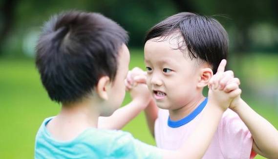 大宝生气“打”妹妹，原因很心酸，如何应对老大的“暴力”行为？