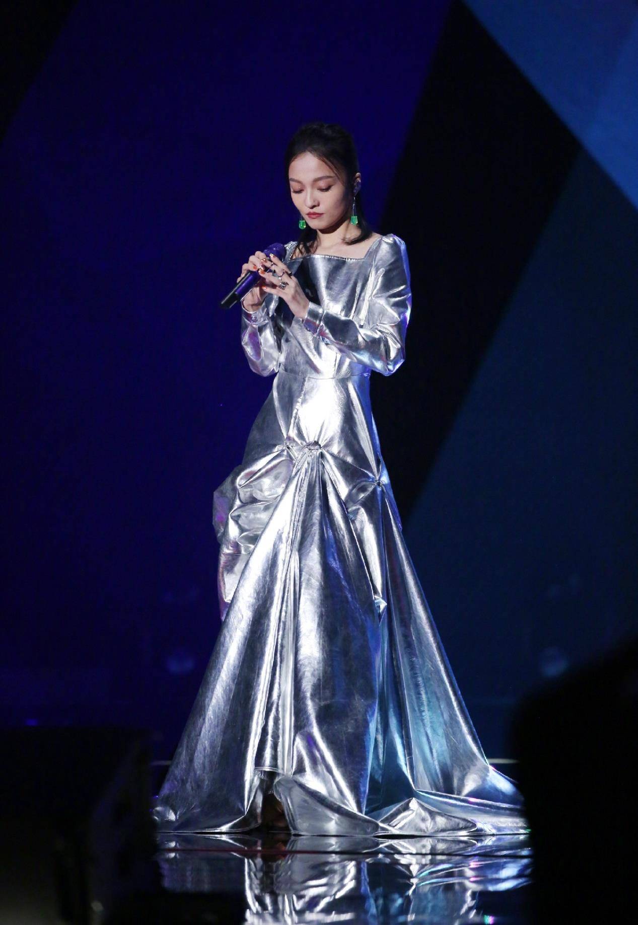 甜美公主张韶涵变身暗黑女王黑色时尚装惊艳全场衣品太无敌