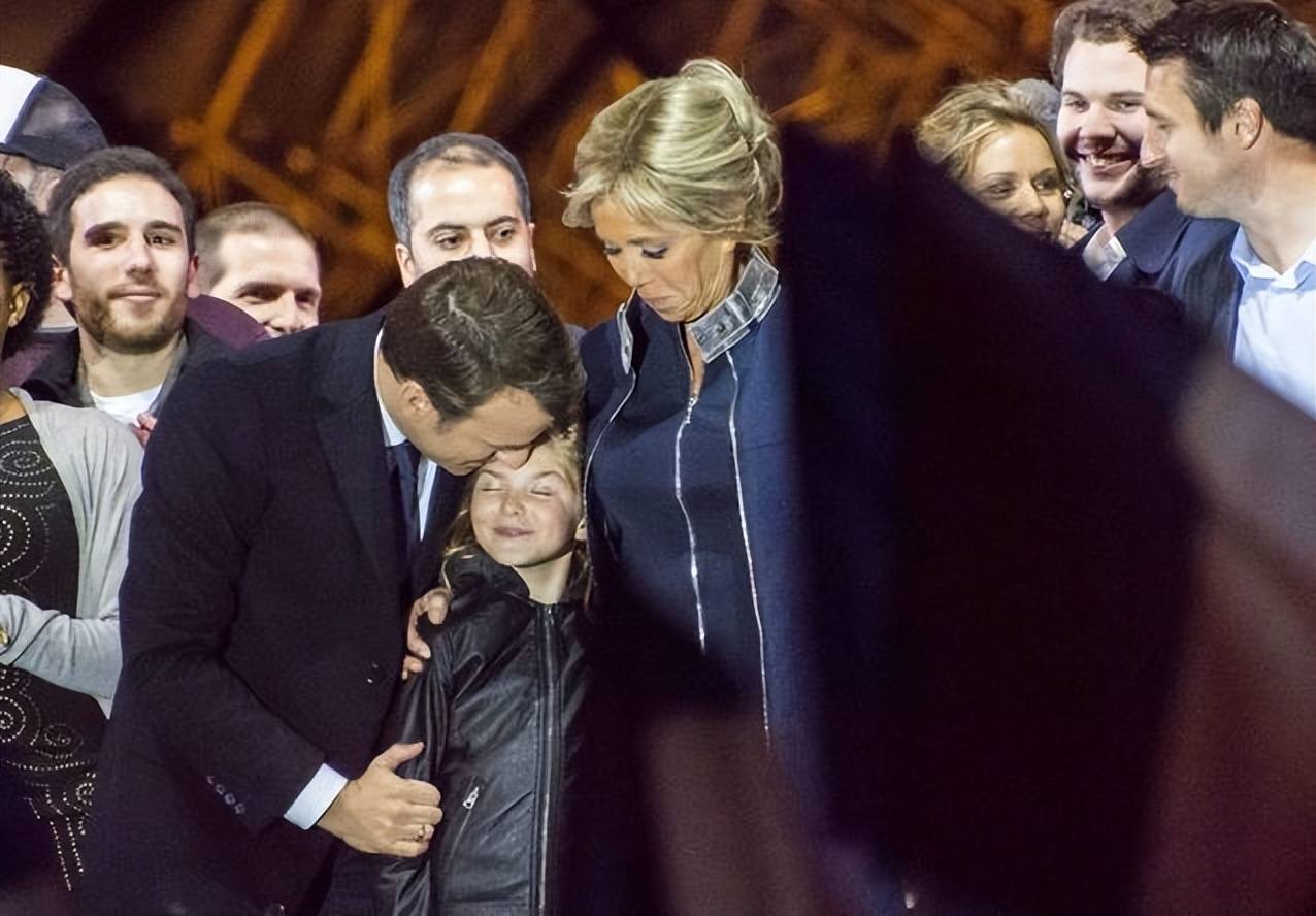 法国总统抱女儿图片