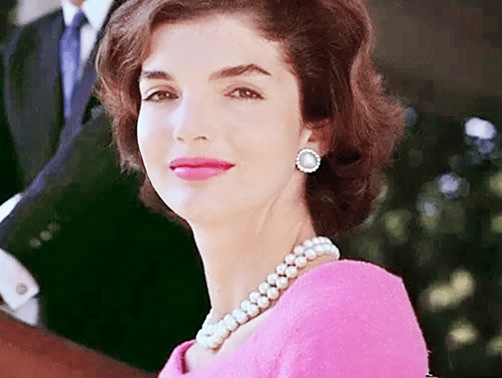 肯尼迪遗孀奎杰琳丈夫遇刺枪声在耳畔炸裂她不顾危险做了什么