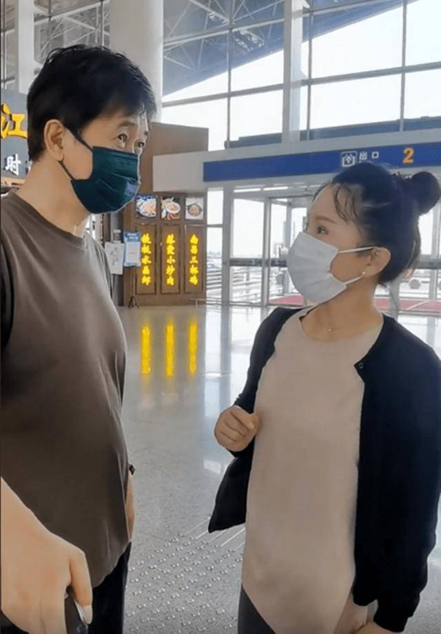 原创在高铁站偶遇付笛生夫妇53岁任静穿紧身裤真敢啊都不遮臀型