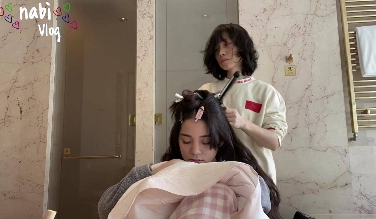 原创欧阳娜娜化妆时太累无意睡着后被摄像抓拍颜值顶多17岁吧