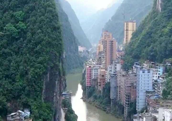 云南有个建在峡谷的城市，依山傍水险象环生，被誉为“一线城市”