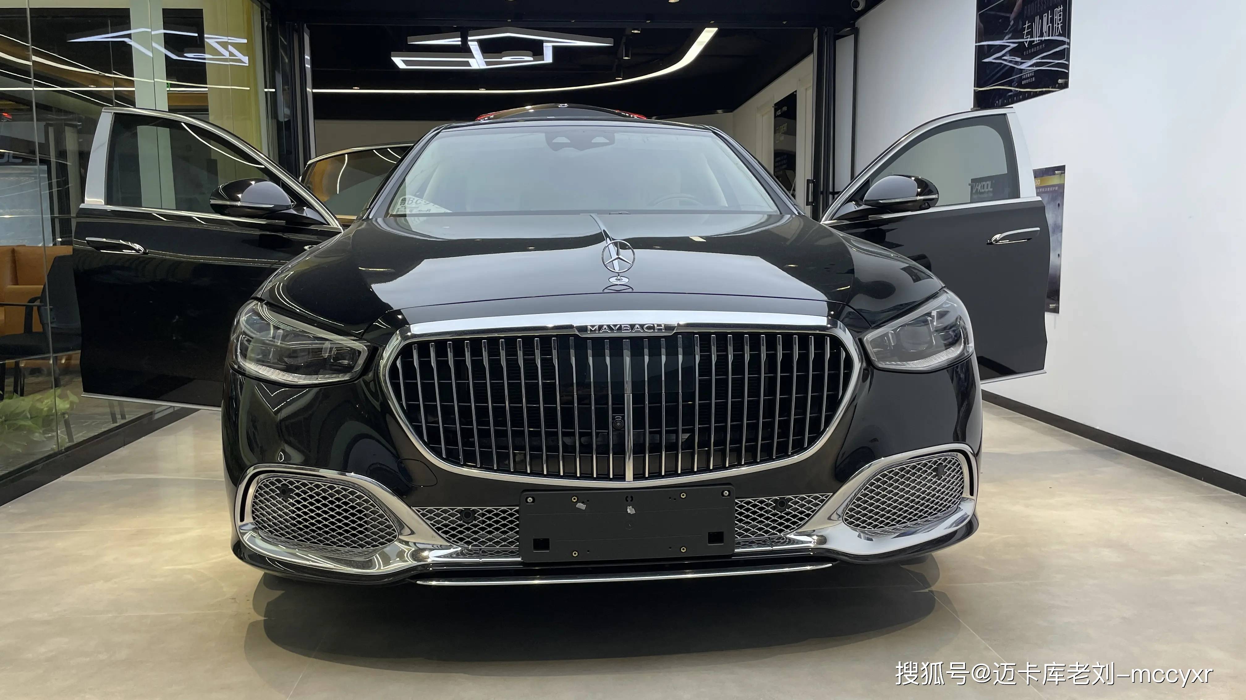 21款迈巴赫s480内饰奢华诠释升级四座折叠桌大柏林核桃木饰板香槟杯等