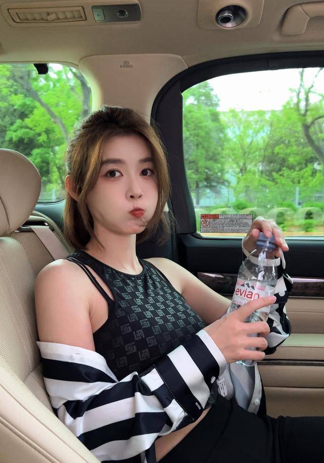 网红"聂小雨"晒美照,"半露香肩"惹人怜,网友:都是假的_身材_穿着_平台