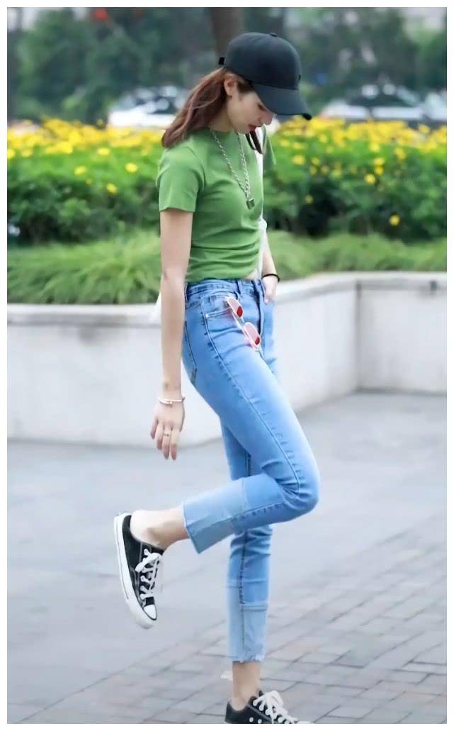 但是,明明热得能溶解人,姐姐穿运动鞋却不穿袜子,不怕出汗吗?