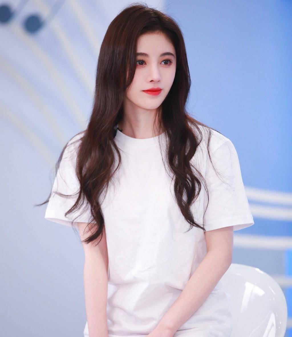 原创被鞠婧祎的美貌折服了穿简单白t恤也能这么美配长发更是仙气