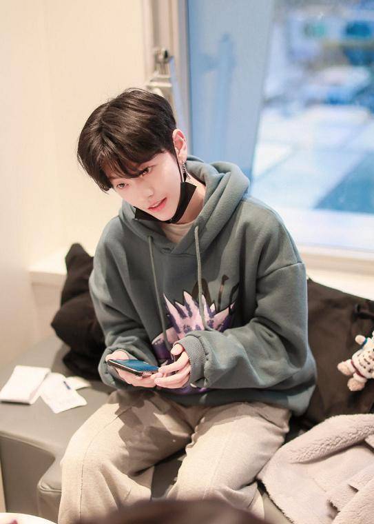 杨幂签约最帅女艺人,中性打扮成女版李钟硕,她的眼光太毒了_刘梦_造型