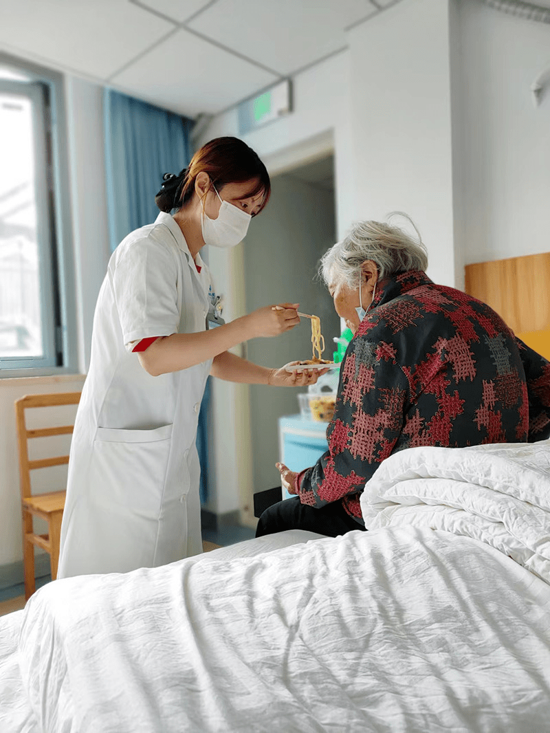 温馨华厦丨80多岁老人独自入院工作人员陪护喂饭感动家属