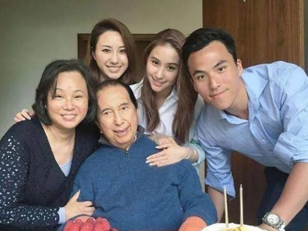 陈婉珍的亲姐姐陈婉芳本是赌王姐姐何婉文的儿媳妇,靠着这层关系