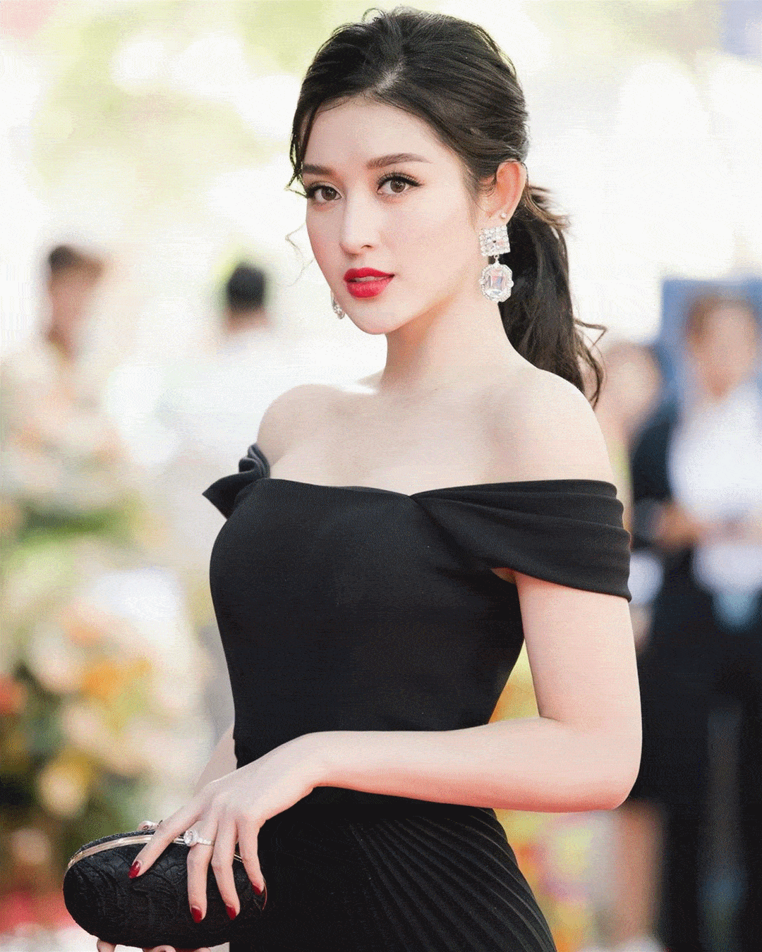 凭一张吹弹可破的美艳嫩脸,高调摘下"越南第一顶奢品牌"代言,各大节目