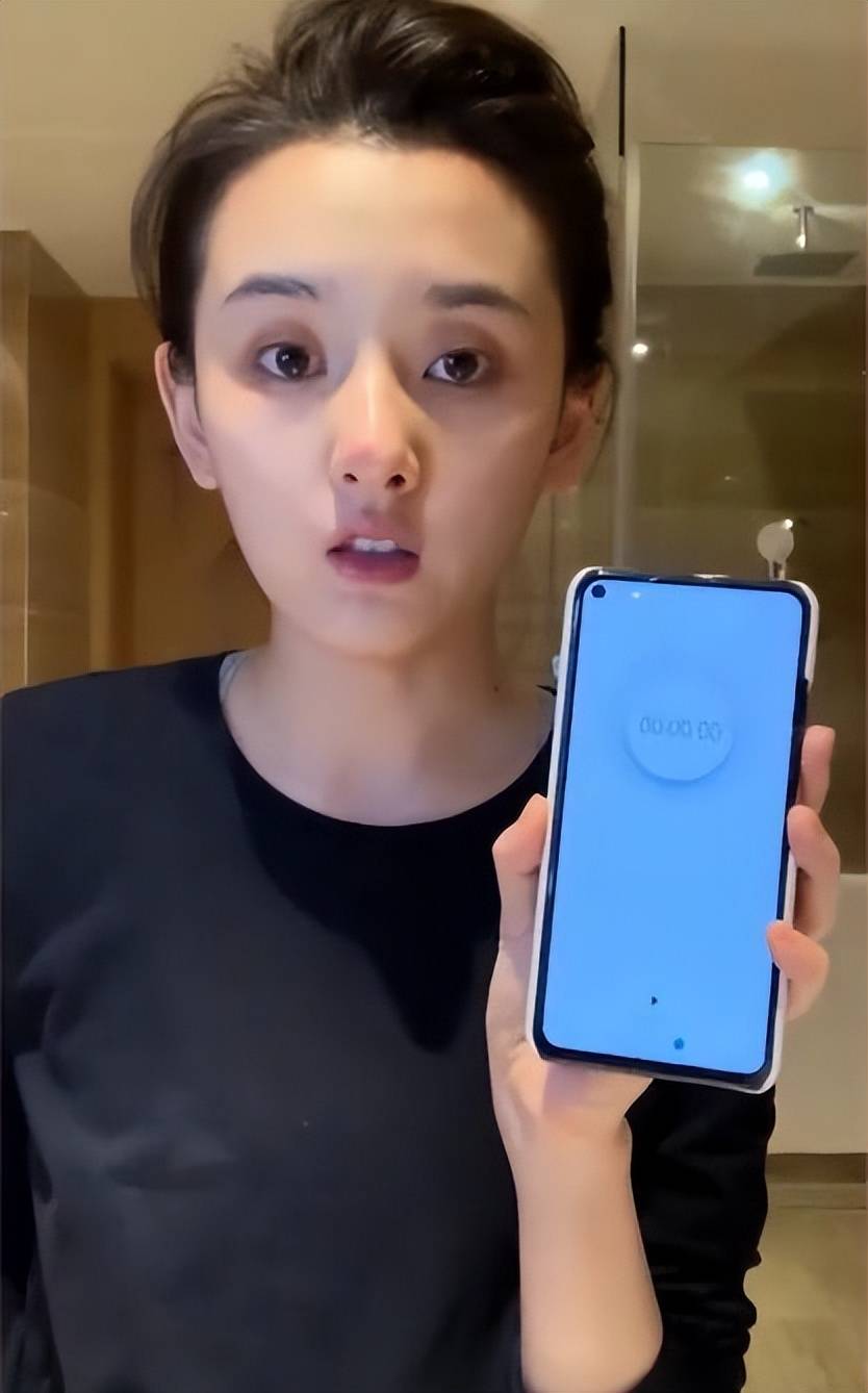 宋祖儿被偶遇做核酸没洗头打扮随意素颜状态十分真实