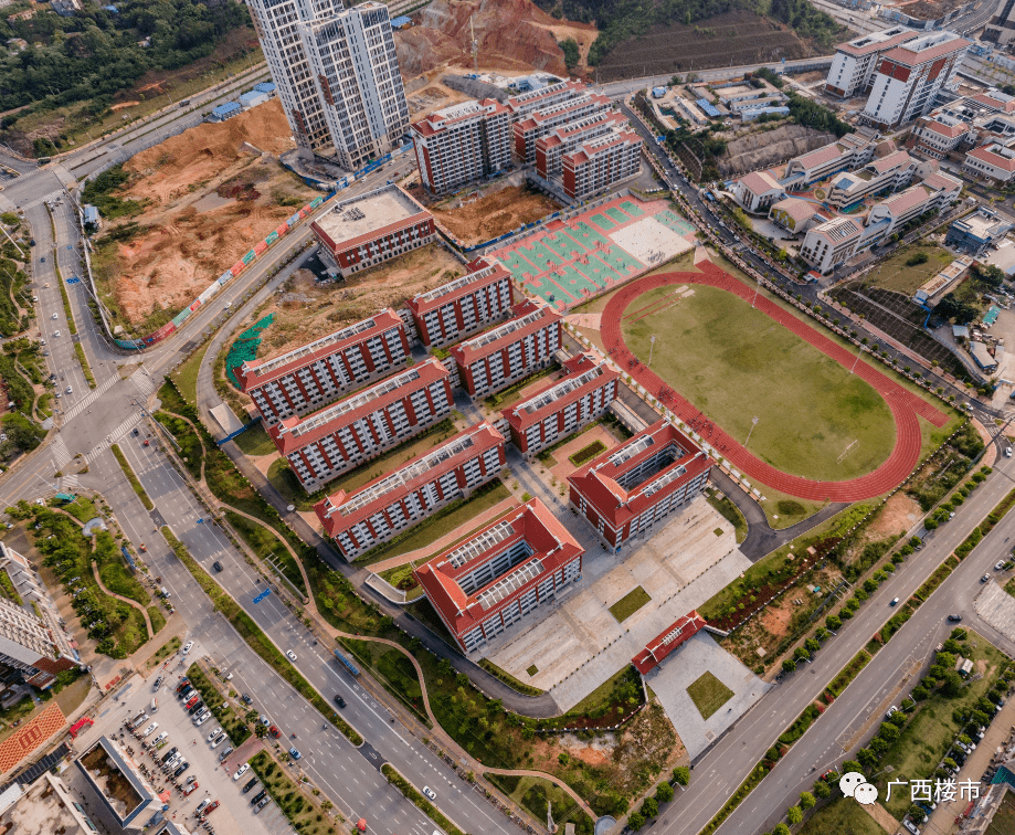 邕宁区民族中学龙华西校区,摄于3月景观配套上,中交象江来虽然距离