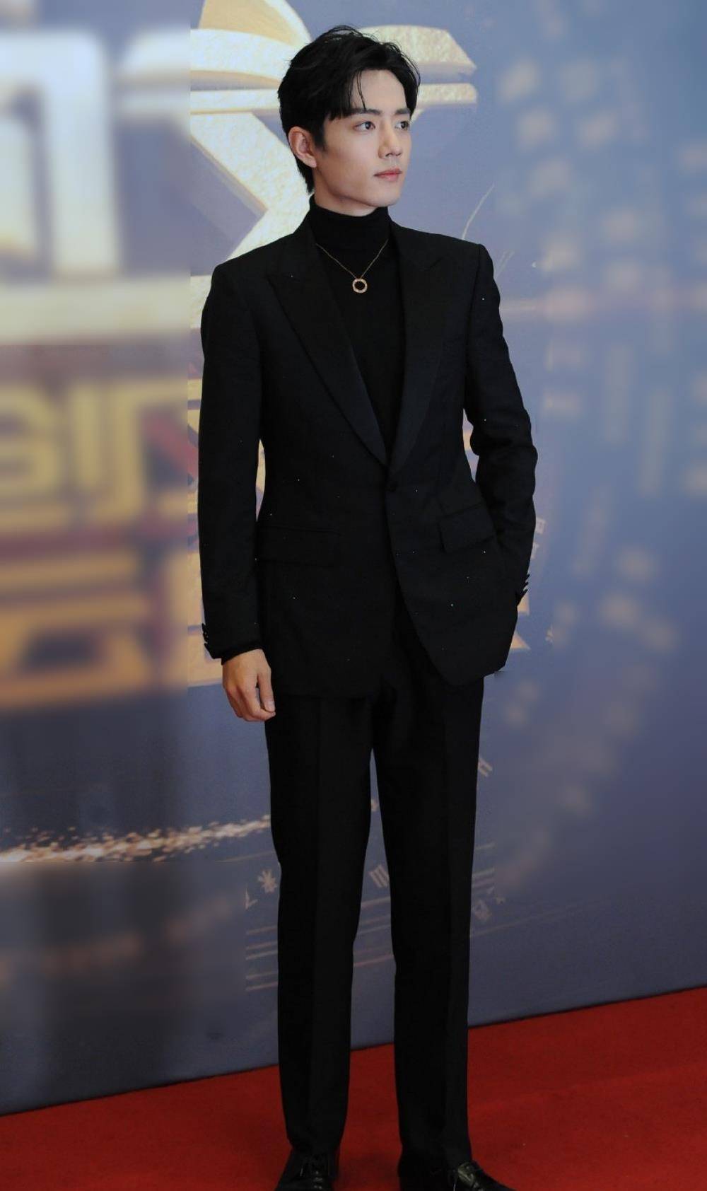 原创肖战走红毯果然帅侧分卷发配黑西装展高贵气质笑起来又超暖