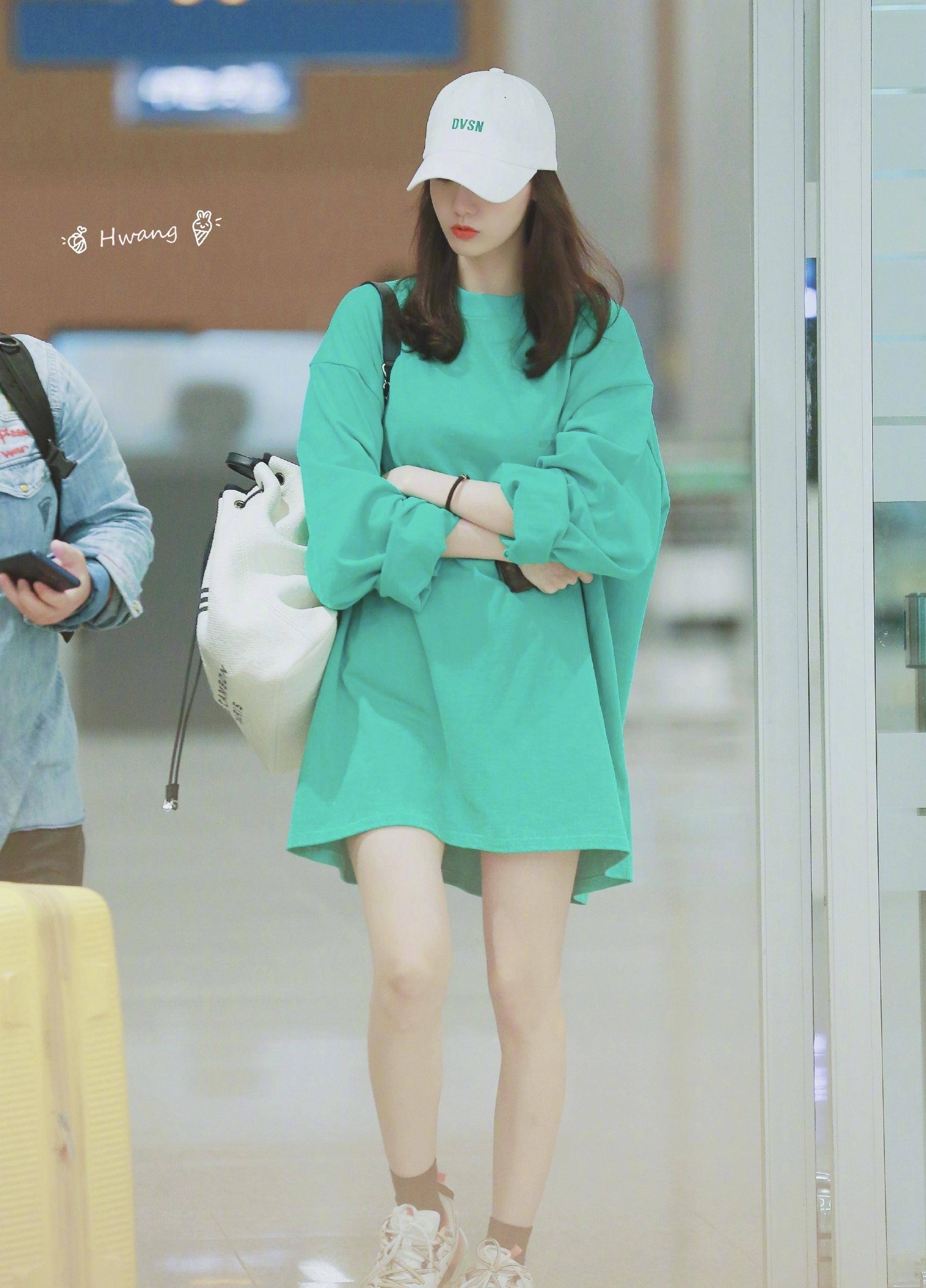 林允儿的身材一直以来保持的特别好,尤其是腿是真的又长又白又美,拥有