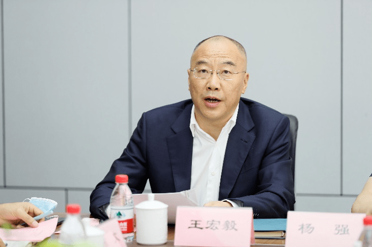 省住建厅二级巡视员杨强宣读《四川省全咨建设工程管理服务协会第一