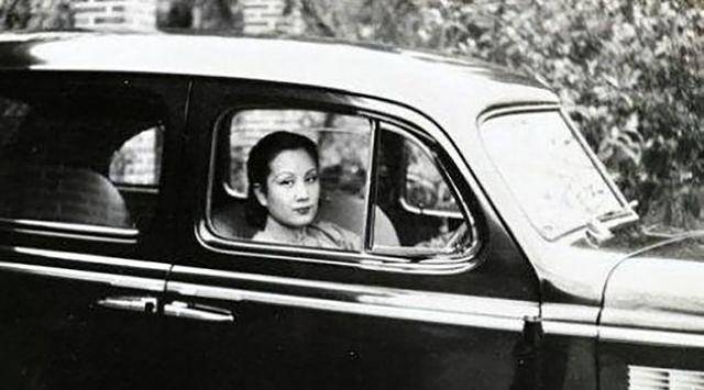 同学给她取一绰号,她却高兴地把真名改成绰号,结果之后成大名人_蓝妮