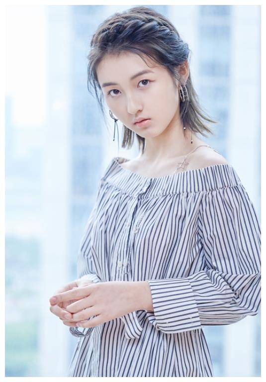 张子枫又换发型了,扎马尾辫可爱俏皮,搭配背带裙妥妥的美少女_服装