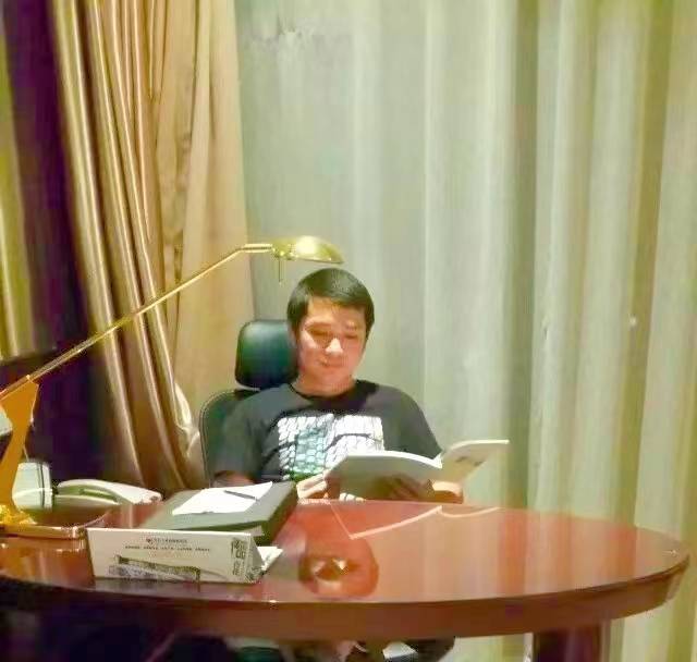 仡佬族诗人邹武应邀担任商海诗潮编委