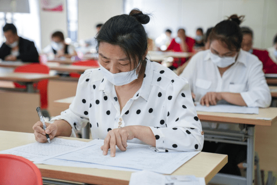 需要注意的是,考试需要完成初级育婴师培训课时,并取得培训课程的结业