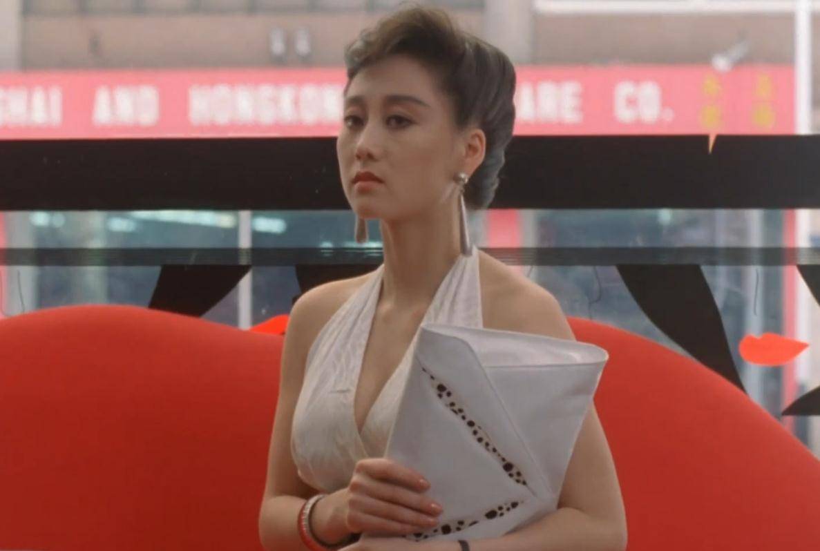 原创59岁利智给丈夫李连杰庆生几年间容貌大变一心服侍丈夫