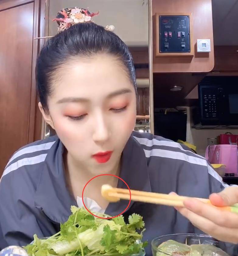 原创关晓彤庆祝粉丝破三千万在车开吃播看她的减肥餐送我都不要