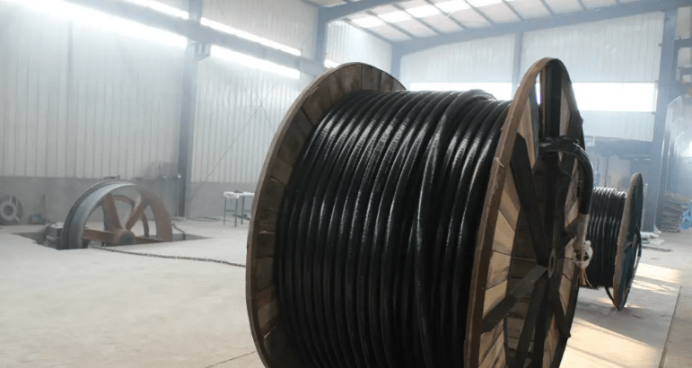 架空裸导线为什么要想办法转化成架空绝缘导线?_绝缘层_线路_高压