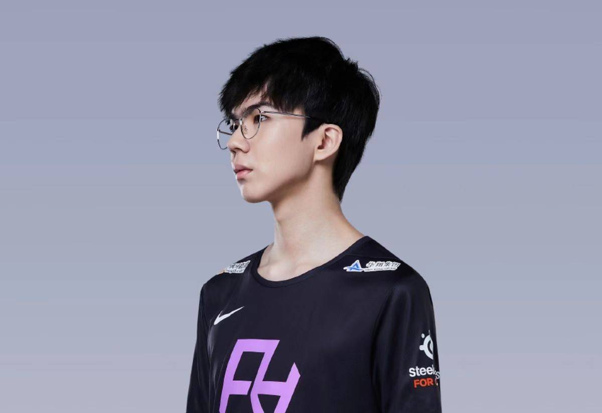 在很久以前我们所知道的junjia是在edg这个战队进行征战的,,当时的他