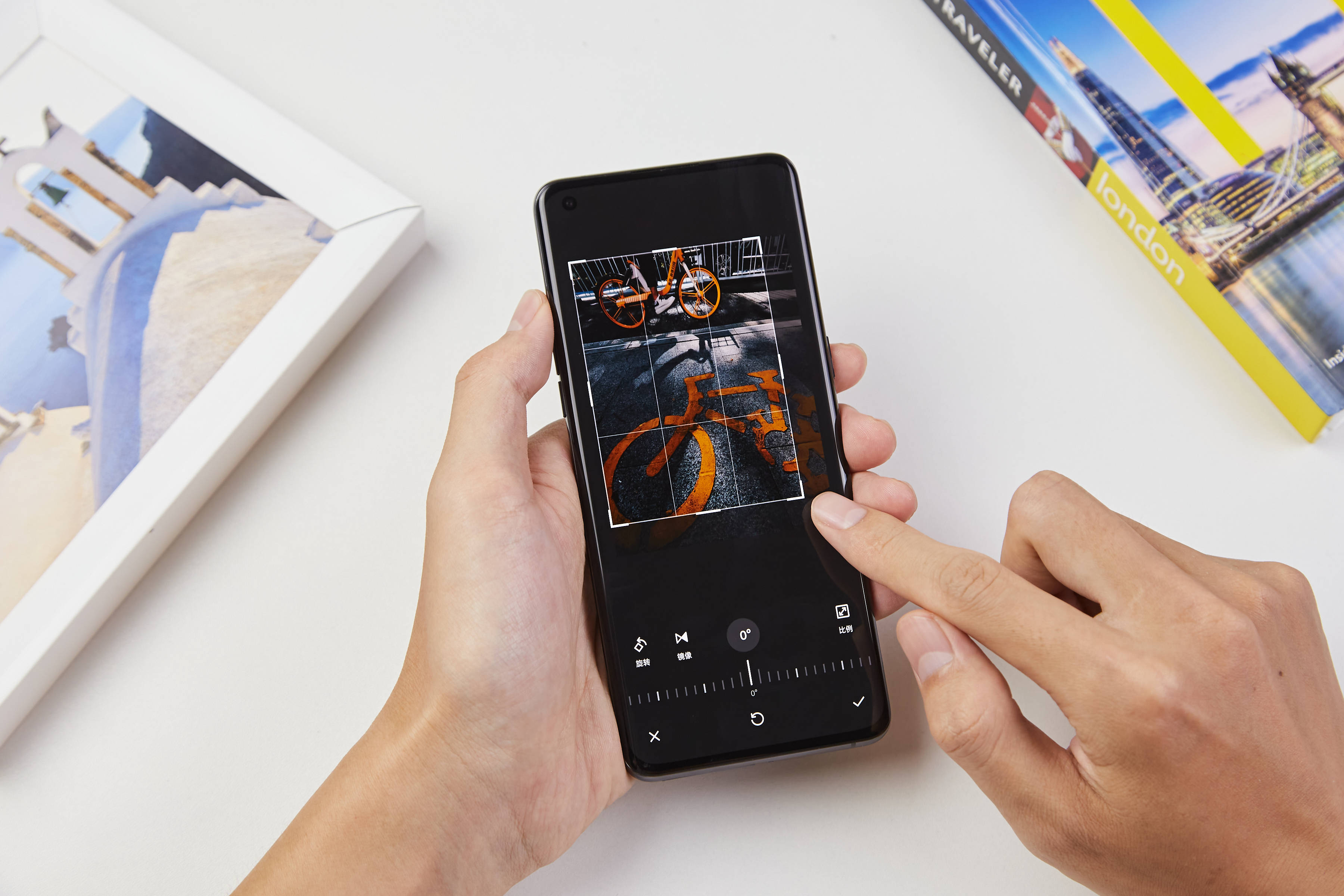 首先oppo相册里面提供了诸多可以调节的内容,如果拍摄的画面出现了