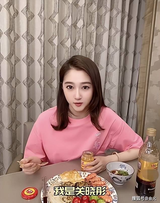原创关晓彤豪宅吃减肥餐脸部溜尖大口吃不怕胖手上大金表太抢镜