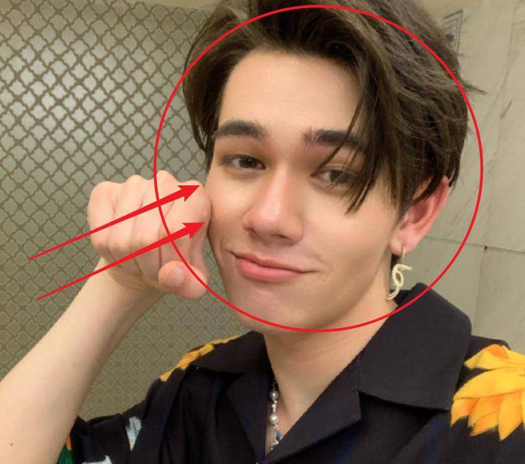 只不过庆怜他这次的自拍照是过于猛了,不仅是有多