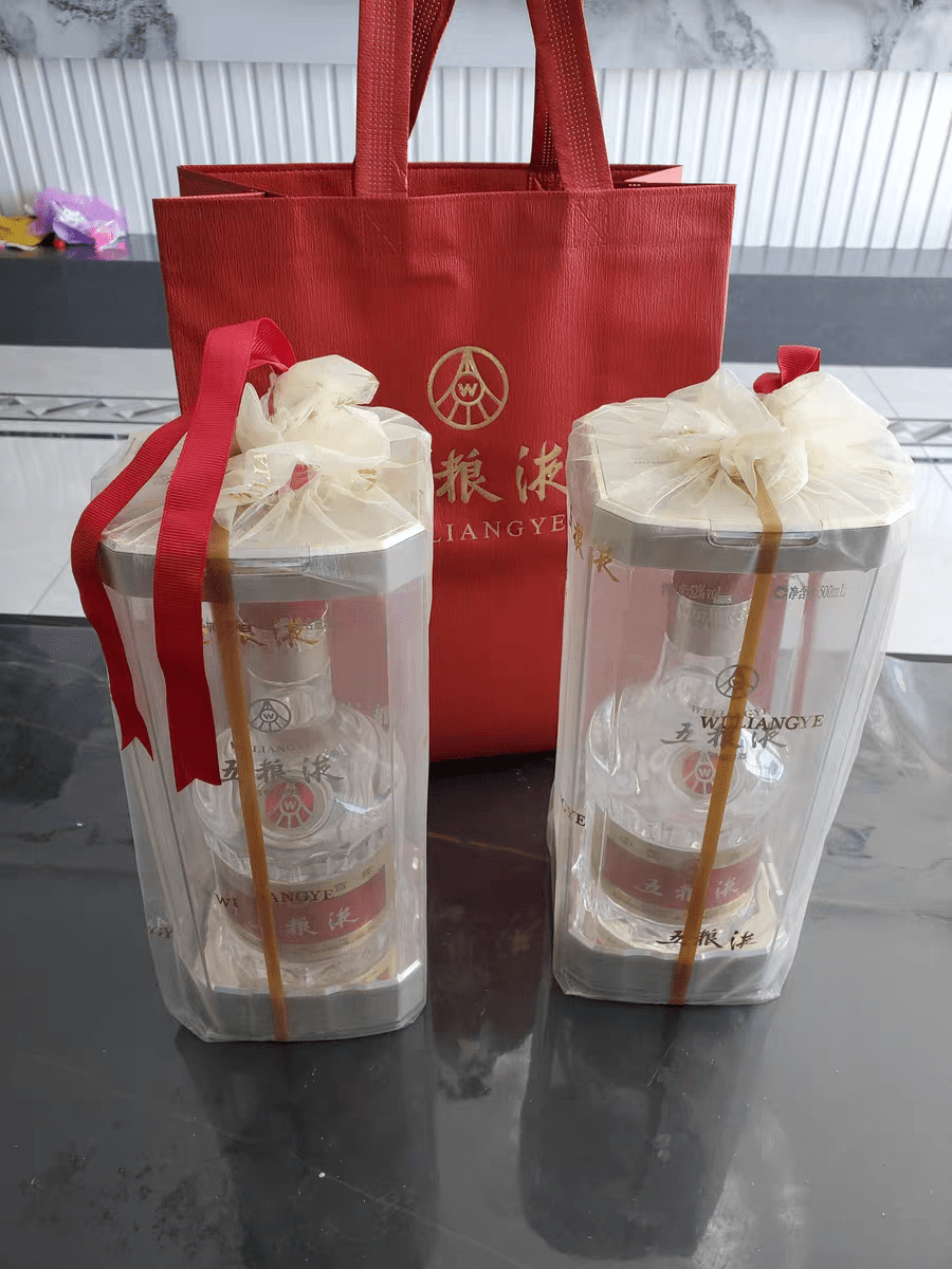 今天去看望老丈人我拿了两瓶五粮液姐夫拿了一箱光瓶酒没想