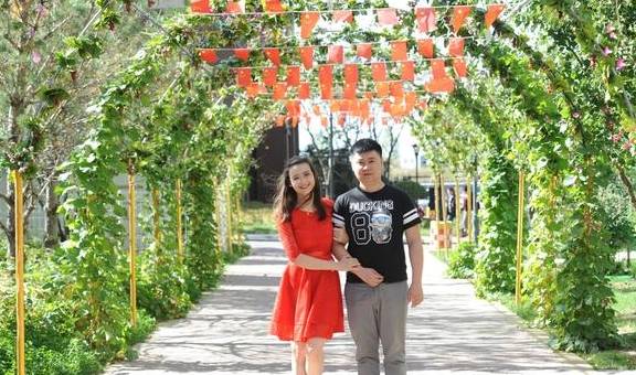 2017年年初,小路通过社交软件认识了来自俄罗斯的女孩瓦伦缇娜.