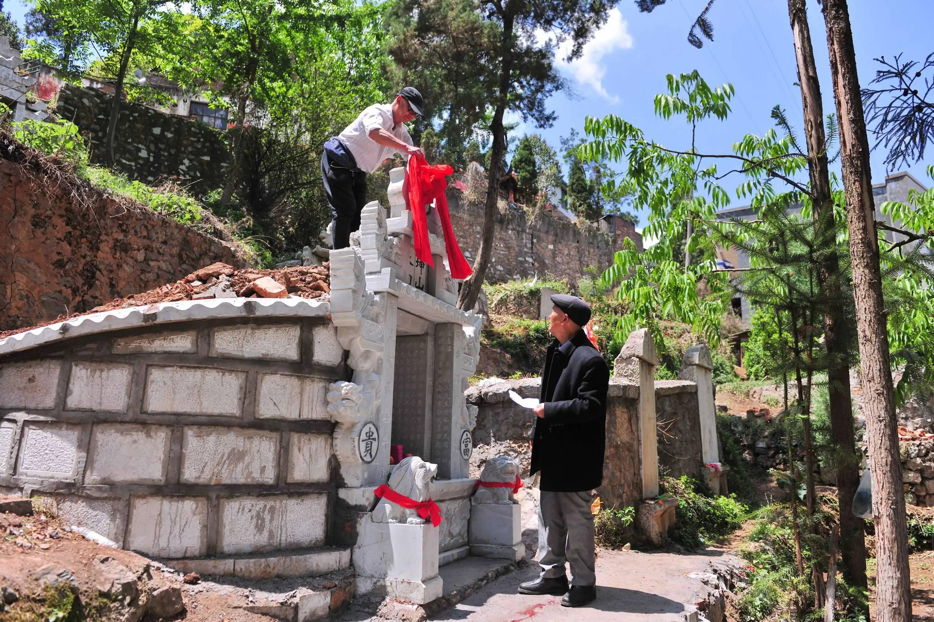 俗语坟边长竹须迁坟坟前两物成富人难不成祖上冒青烟