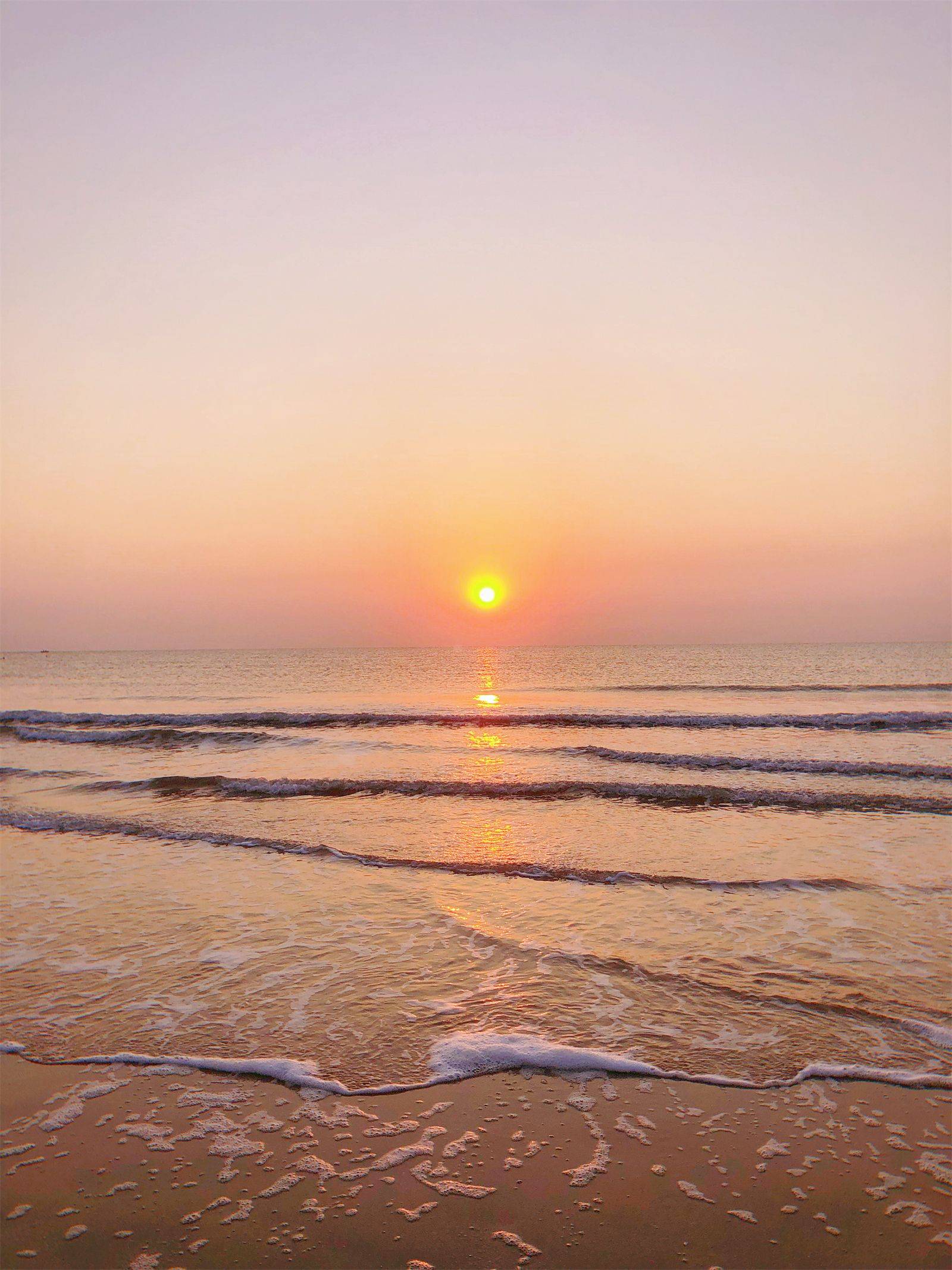 可以早起来这里看海边日出,太阳从海平面升起的时候看起来真的比平时